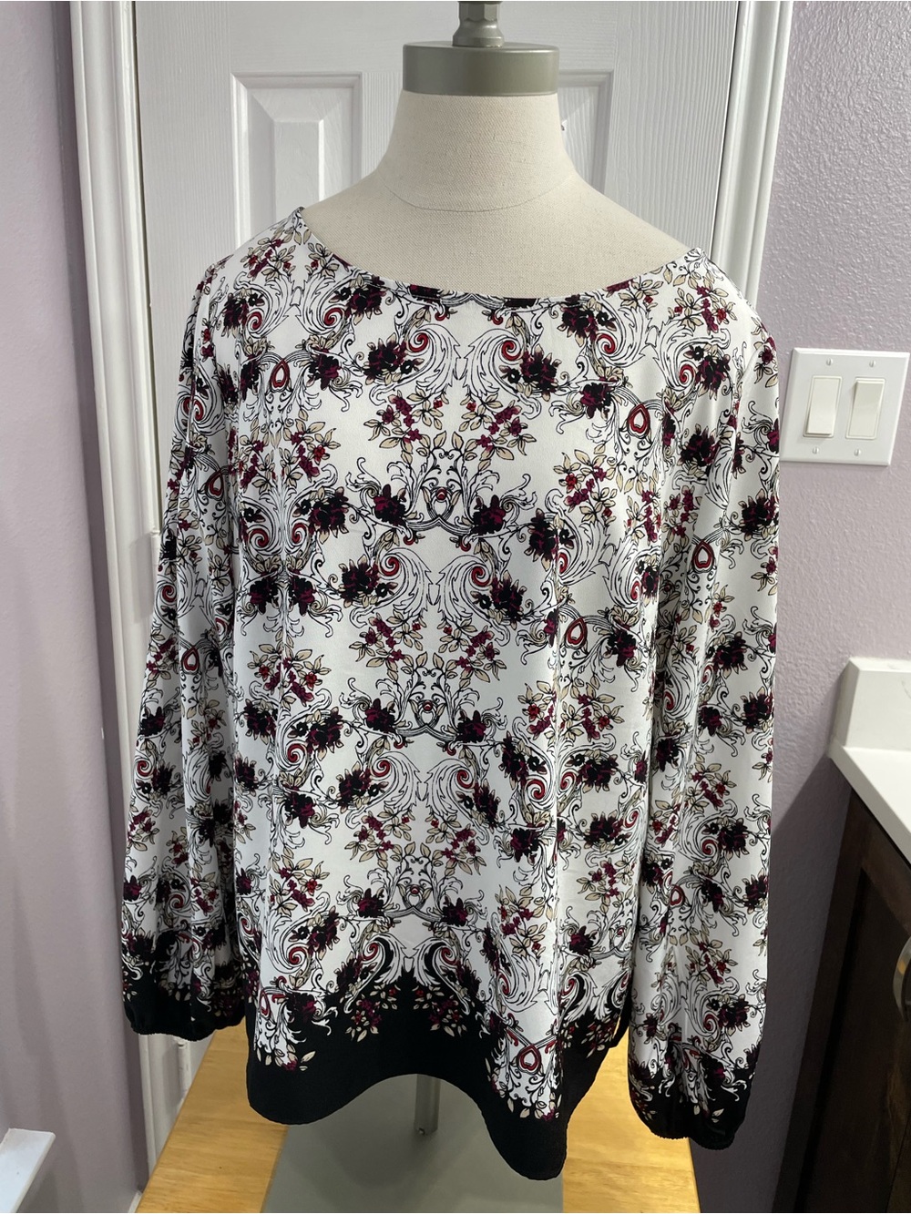 White House Black Market White and Black Floral Print Long Sleeve Top Size 14